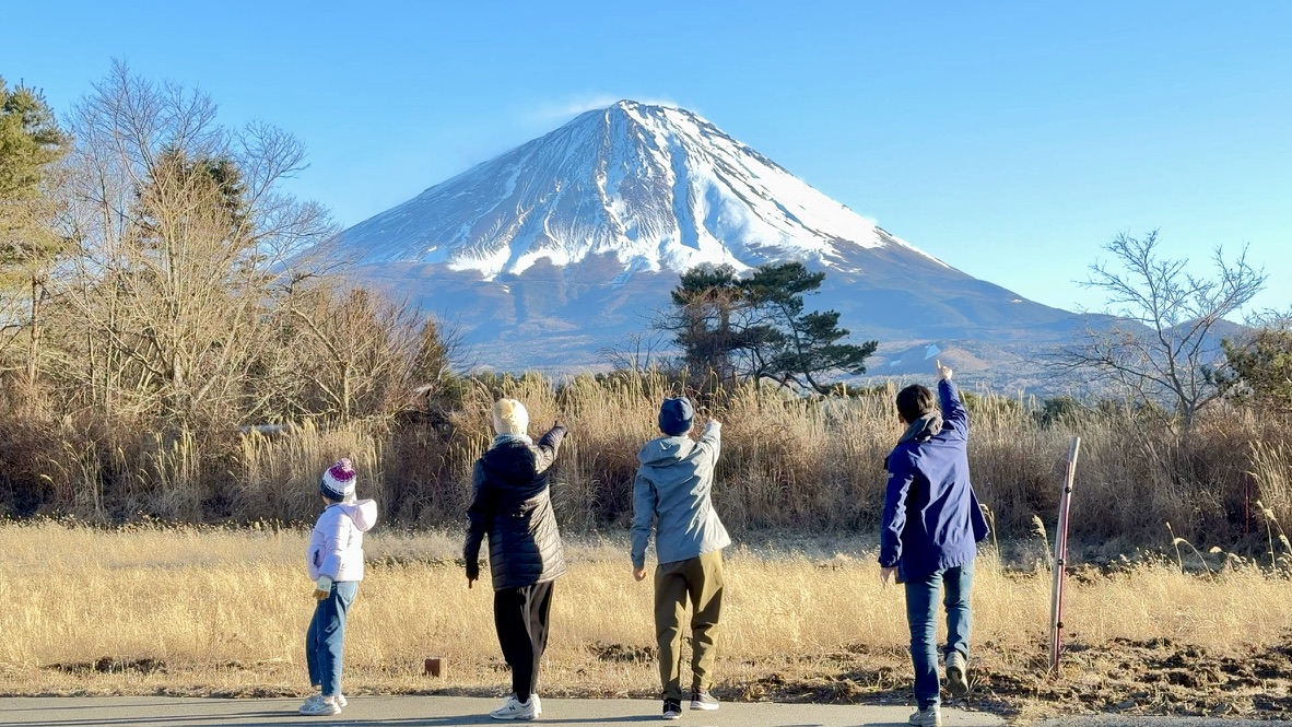 一家四人在富士山前的旅行生活照，四人完整入鏡